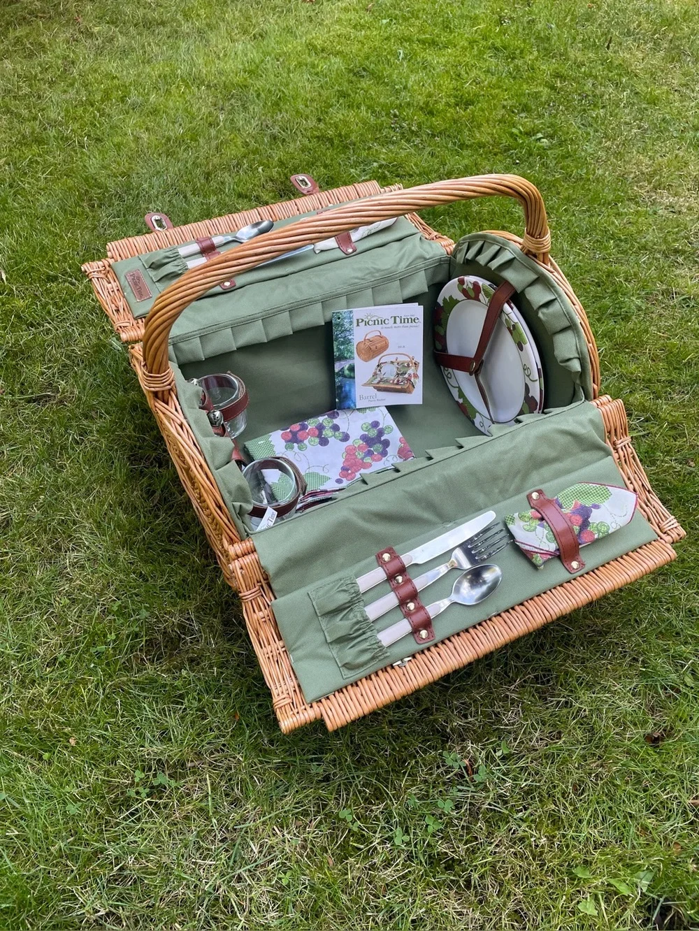 Deluxe Wicker Picnic Basket Romantic picnic set for 2
